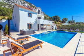 Villa Flora with a 53 sqm private pool with Cinema room with projector and 4 en-suite bedrooms